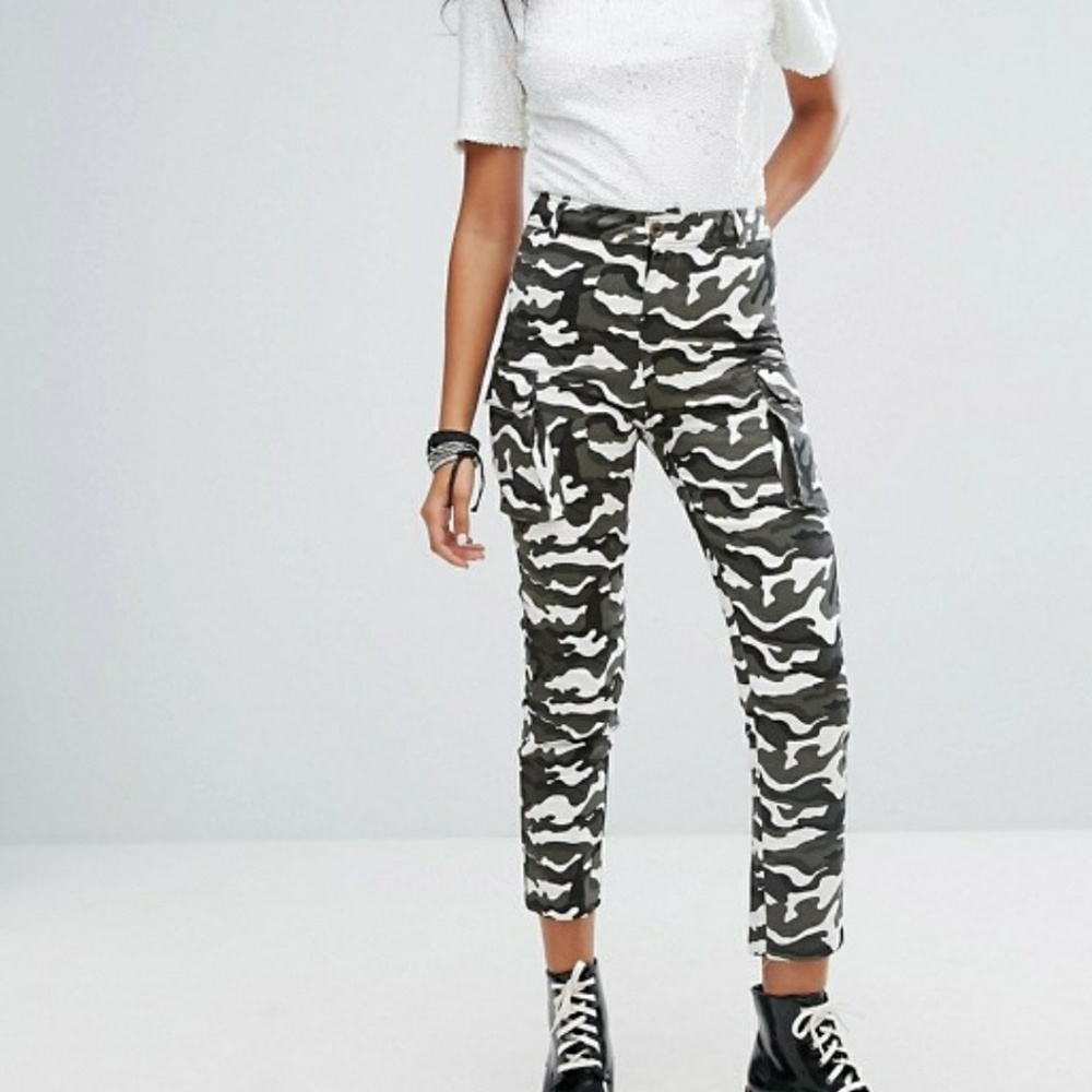 **NEW NEVER WORN** CAMO PANT